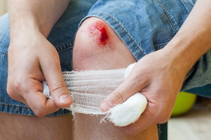 http://iatriko.net/wp-content/uploads/2020/12/wound-on-the-knee-being-treated.jpg